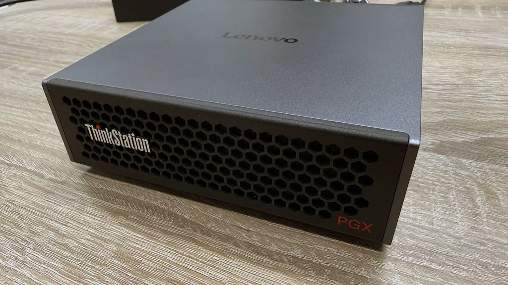 Lenovo ThinkStation PGX 128 GB / NVIDIA DGX Spark (poháněný čipem GB10 Grace Blackwell)